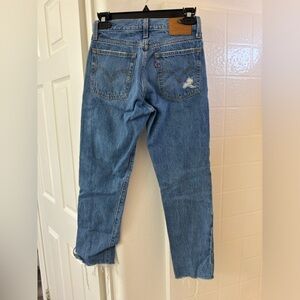 Distressed Levi’s wedgie cut
